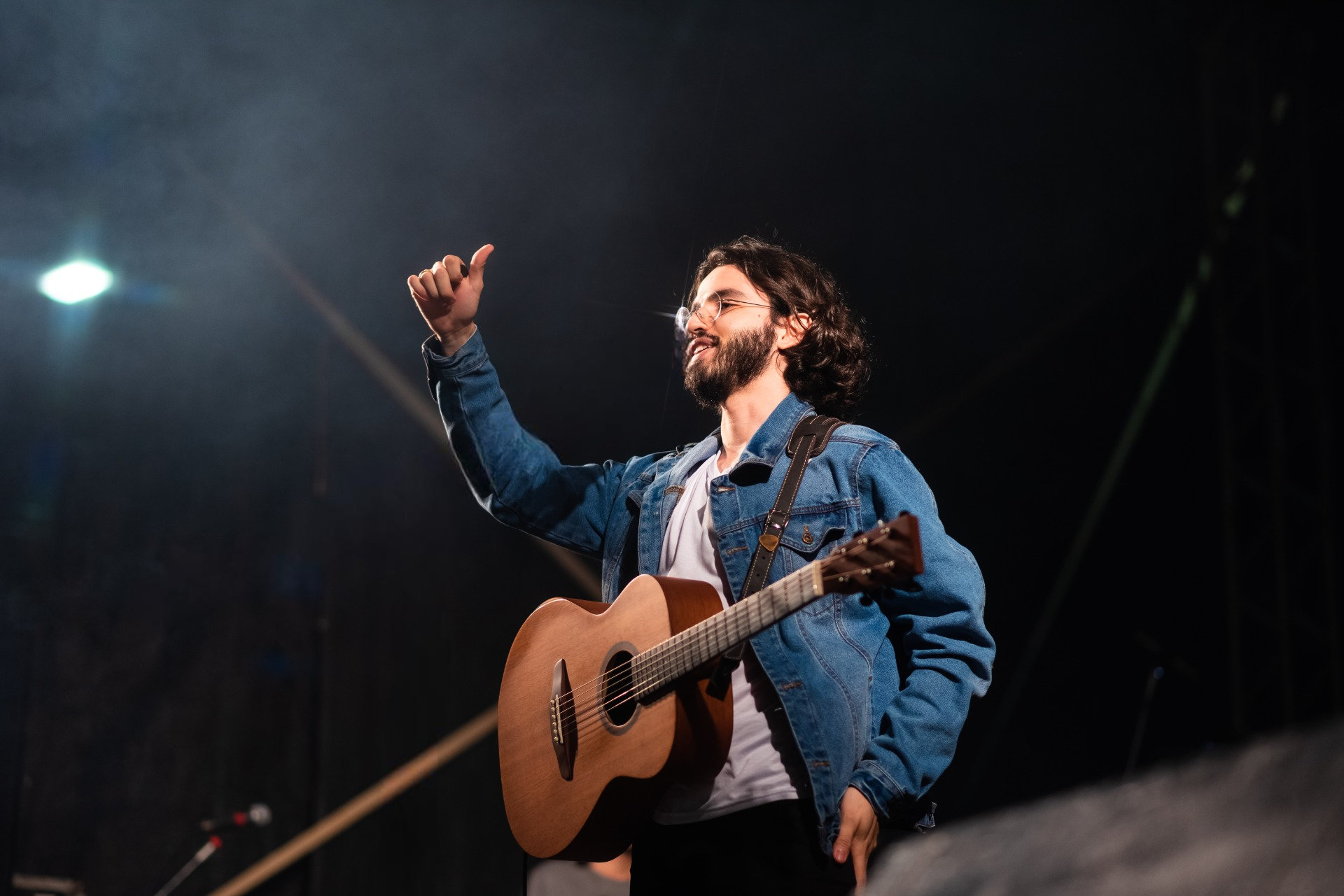 Filipe Benedito se apresentando